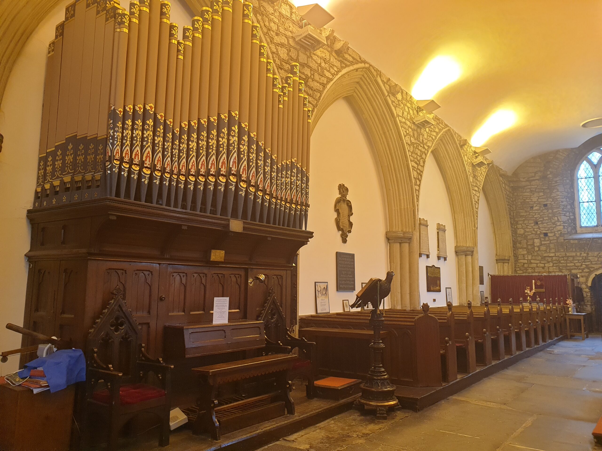 A view from inside the church of the South wall, where you can see the19th century organ and the late 13th century gothic arches.