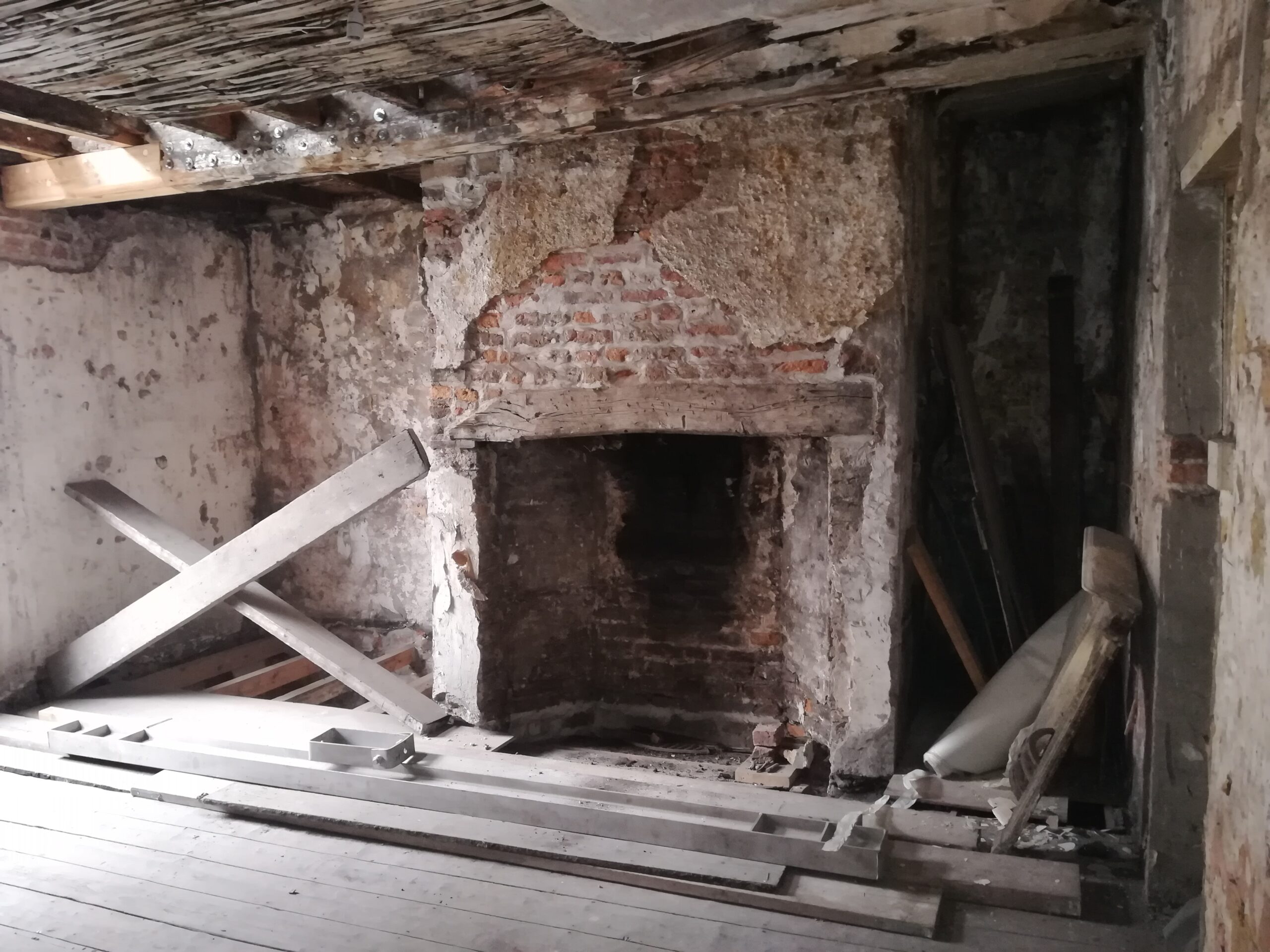 Unfinished fireplace with oak lintels from 1664