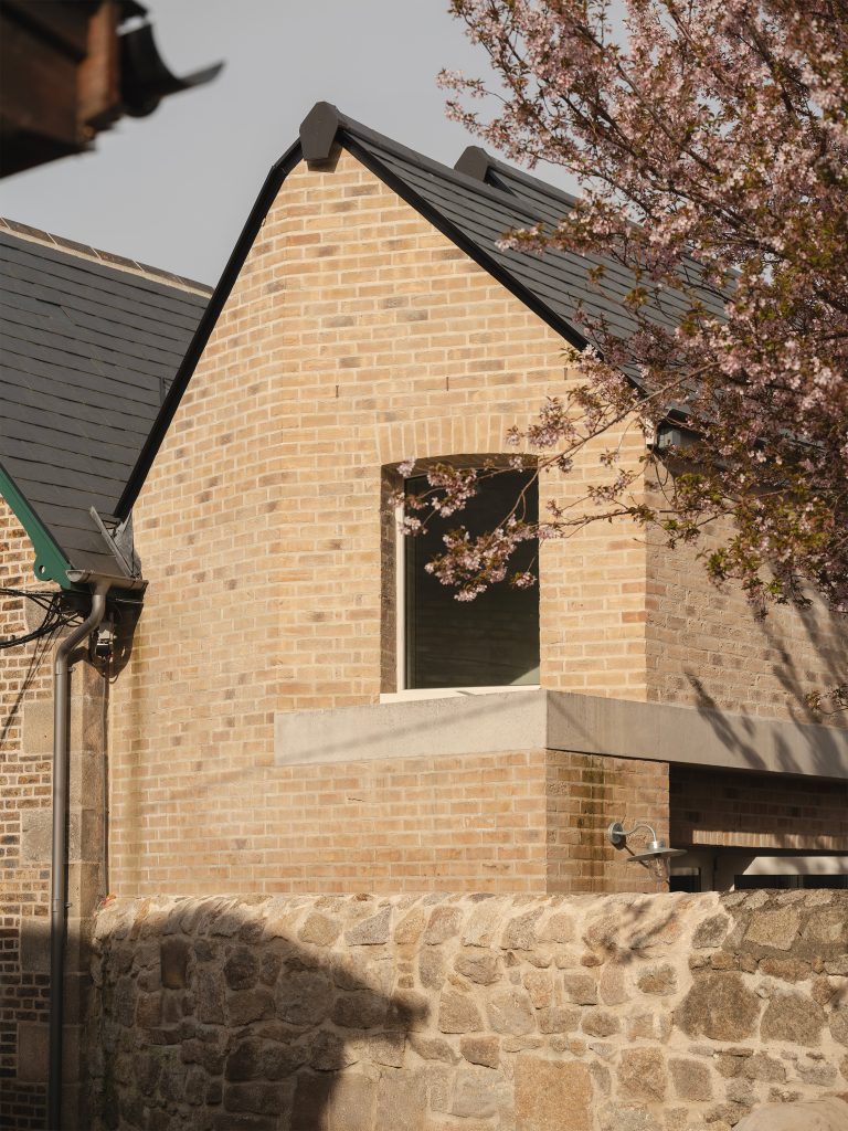 Pembroke Cottages by REIR Studio